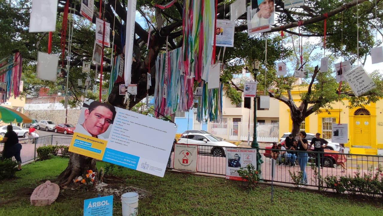 $!Rastreadoras mazatlecas conmemoran a sus desaparecidos en el ‘Árbol de la Vida’