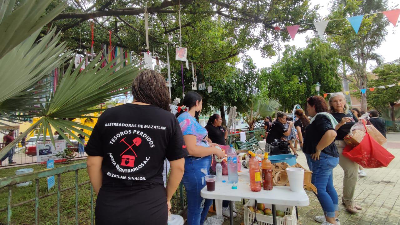 $!Rastreadoras mazatlecas conmemoran a sus desaparecidos en el ‘Árbol de la Vida’