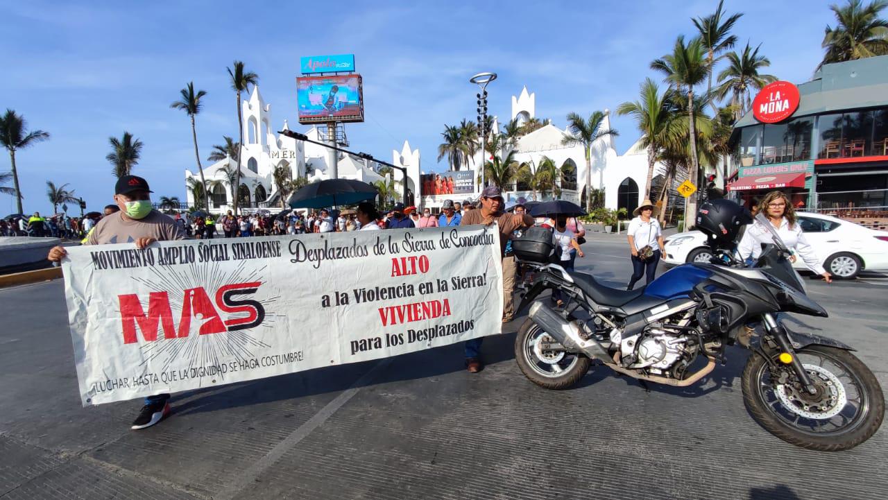 $!Familias de desplazados marchan en Mazatlán; realizan bloqueo intermitente de la Camarón Sábalo