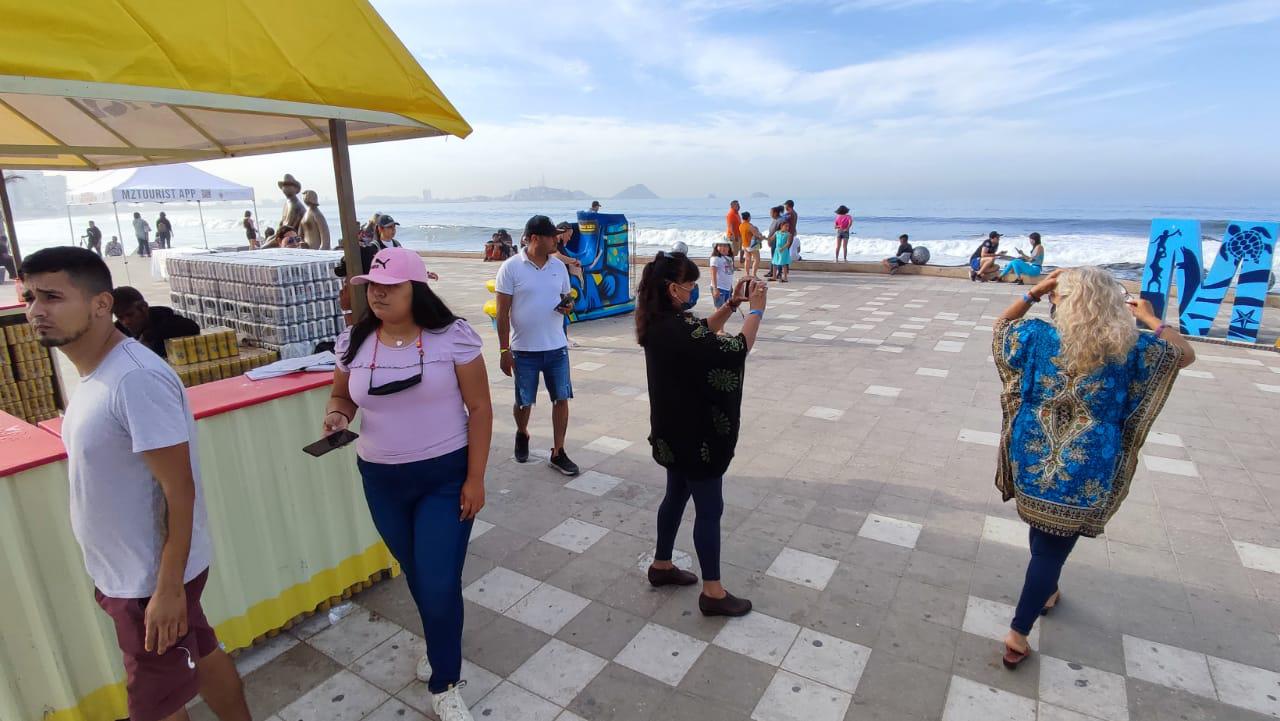 $!El malecón de Mazatlán se ‘convertirá en cantina’; autorizan 7 barras con venta de cerveza