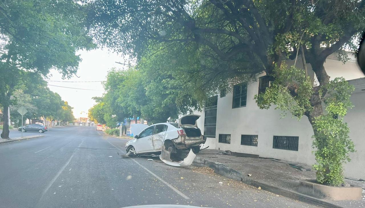 $!Abandonan un vehículo siniestrado en Las Quintas, Culiacán