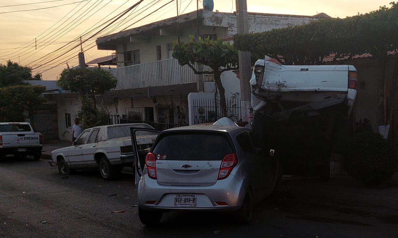 $!En Culiacán, chofer de Uber choca contra autos estacionados en la Colonia El Vallado