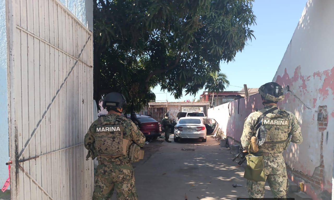 $!Aseguran siete vehículos y armamento tras cateo en Mazatlán