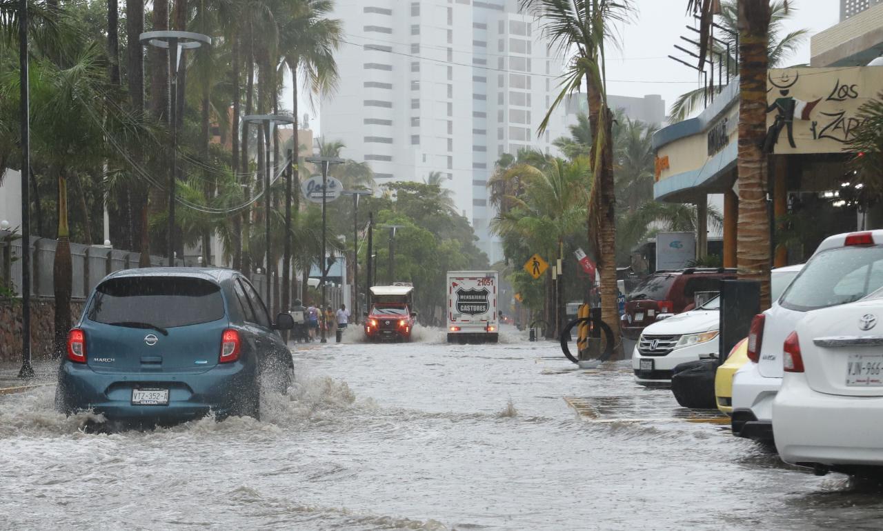 $!Fuertes inundaciones provocan caos vial y cierre de avenidas en Mazatlán