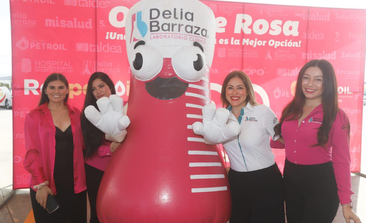 $!Zulma Alapizco, Kathia Berges, Leticia Cano y Lidia Valenzuela junto a la botarga de Laboratorios Delia Barraza, Matracin.