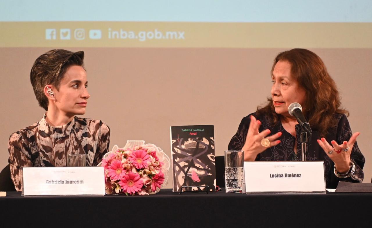 $!La autora junto a Lucina Jiménez López, directora general del INBAL.