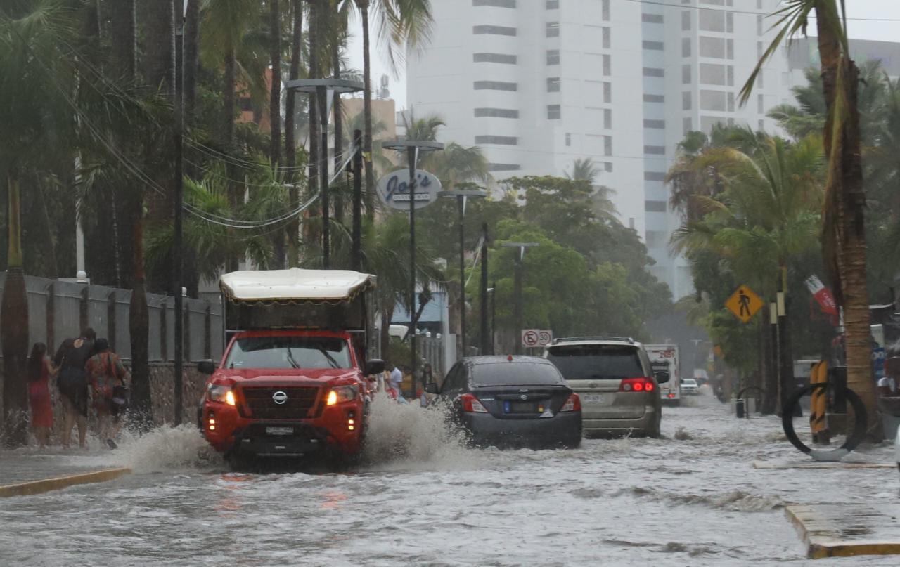 $!Fuertes inundaciones provocan caos vial y cierre de avenidas en Mazatlán