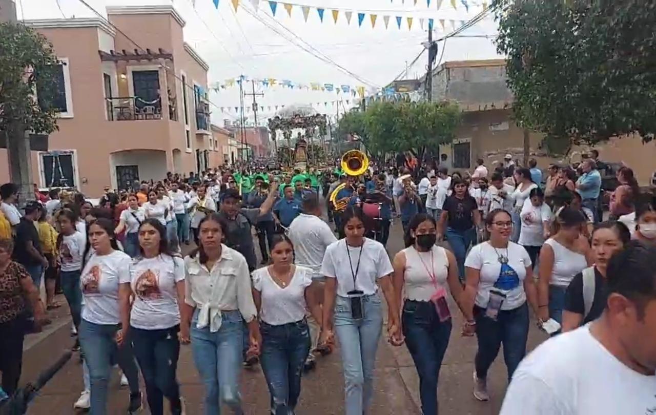 $!Pese a la amenaza de huracán, feligreses cumplen con Nuestra Señora del Rosario