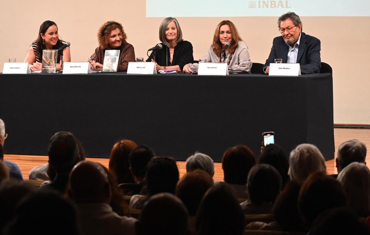 $!Previo a la entrega, se llevó a cabo un conversatorio en torno a la obra de Lavín.