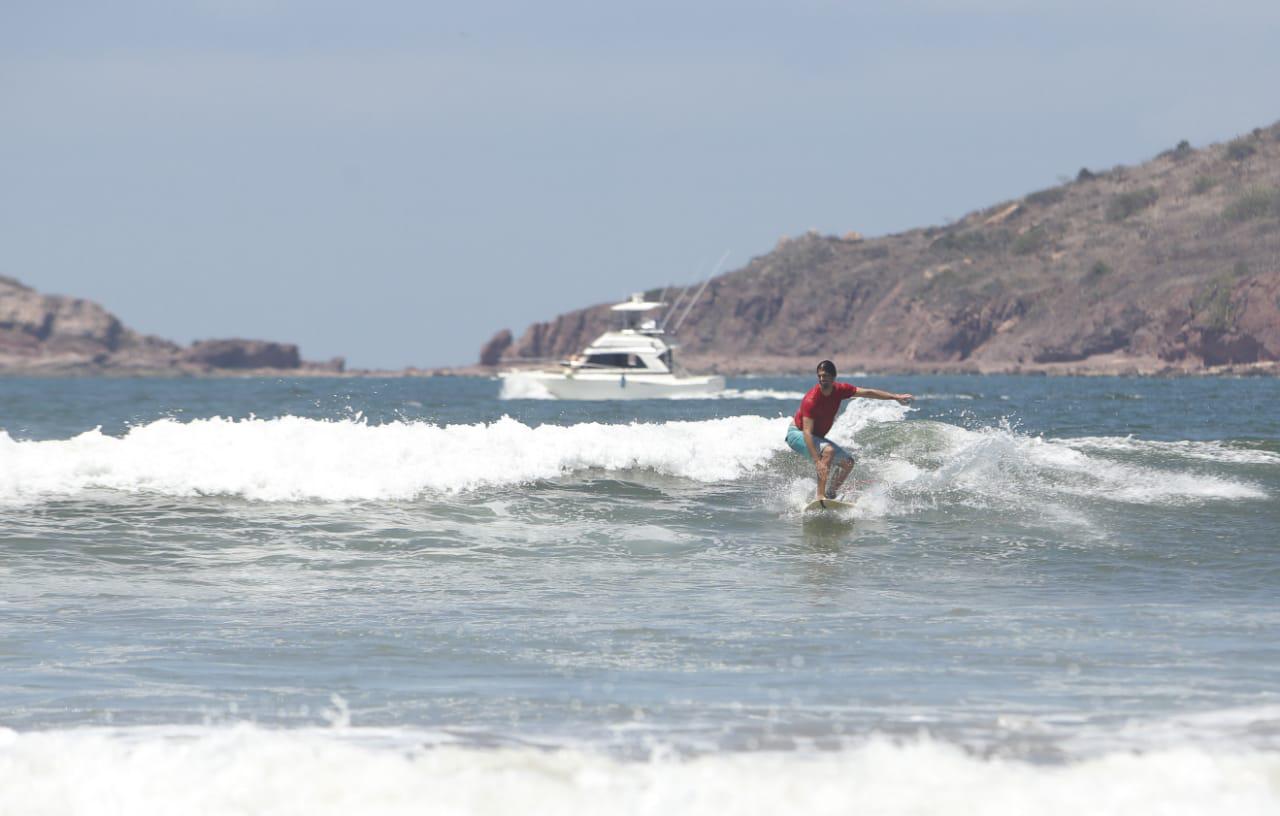 $!Surfistas mazatlecos salen este domingo en busca de boleto al estatal