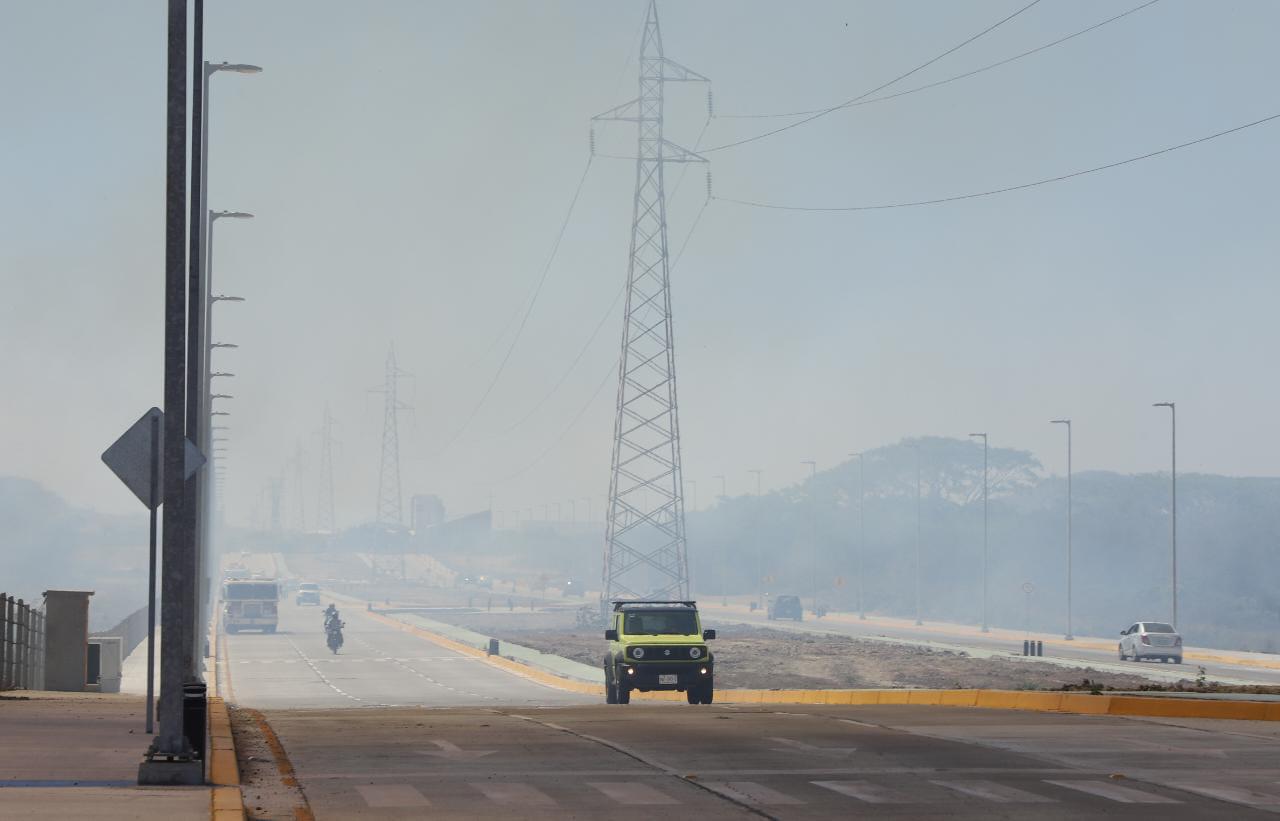 $!Incendio en terreno baldío nubla la visibilidad en la Avenida del Delfín