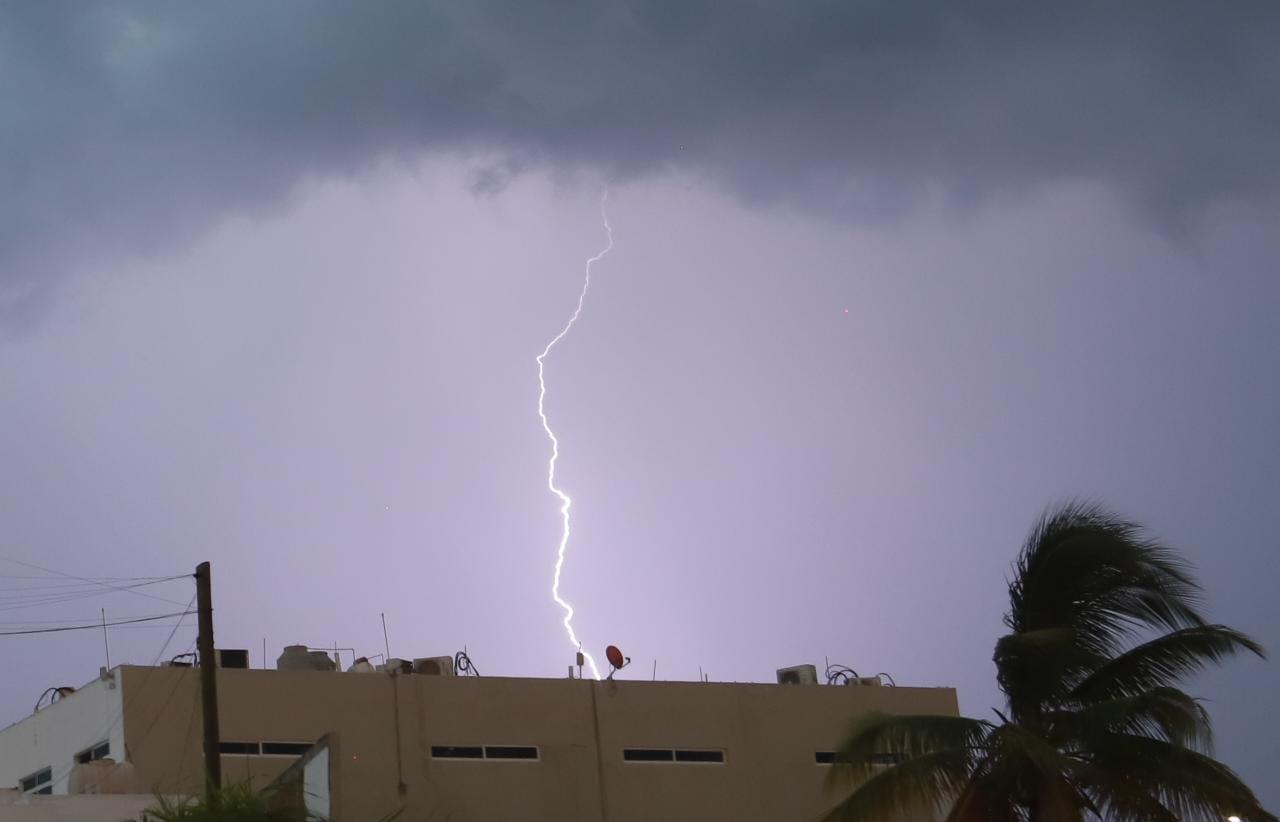 $!Azotan a Mazatlán fuertes lluvias y tormenta eléctrica la tarde de este sábado