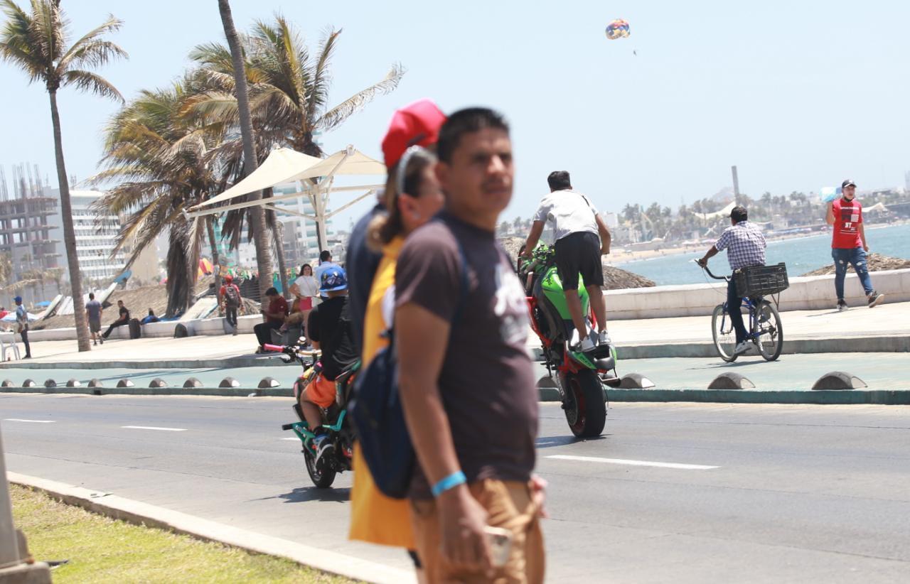 $!Hoy, desfile de motos en Mazatlán; hay caos vial por cierre del malecón