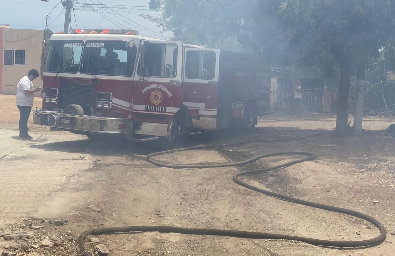 $!En Mazatlán, rescatan de casa en llamas a menor de edad