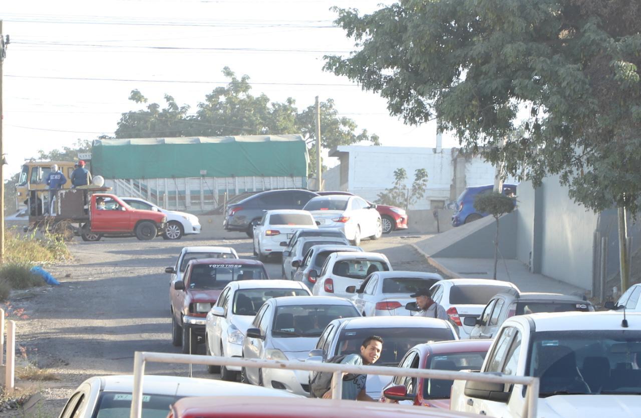 $!Bloqueo de la avenida Pino Suárez provoca caos vial en el sur de Mazatlán