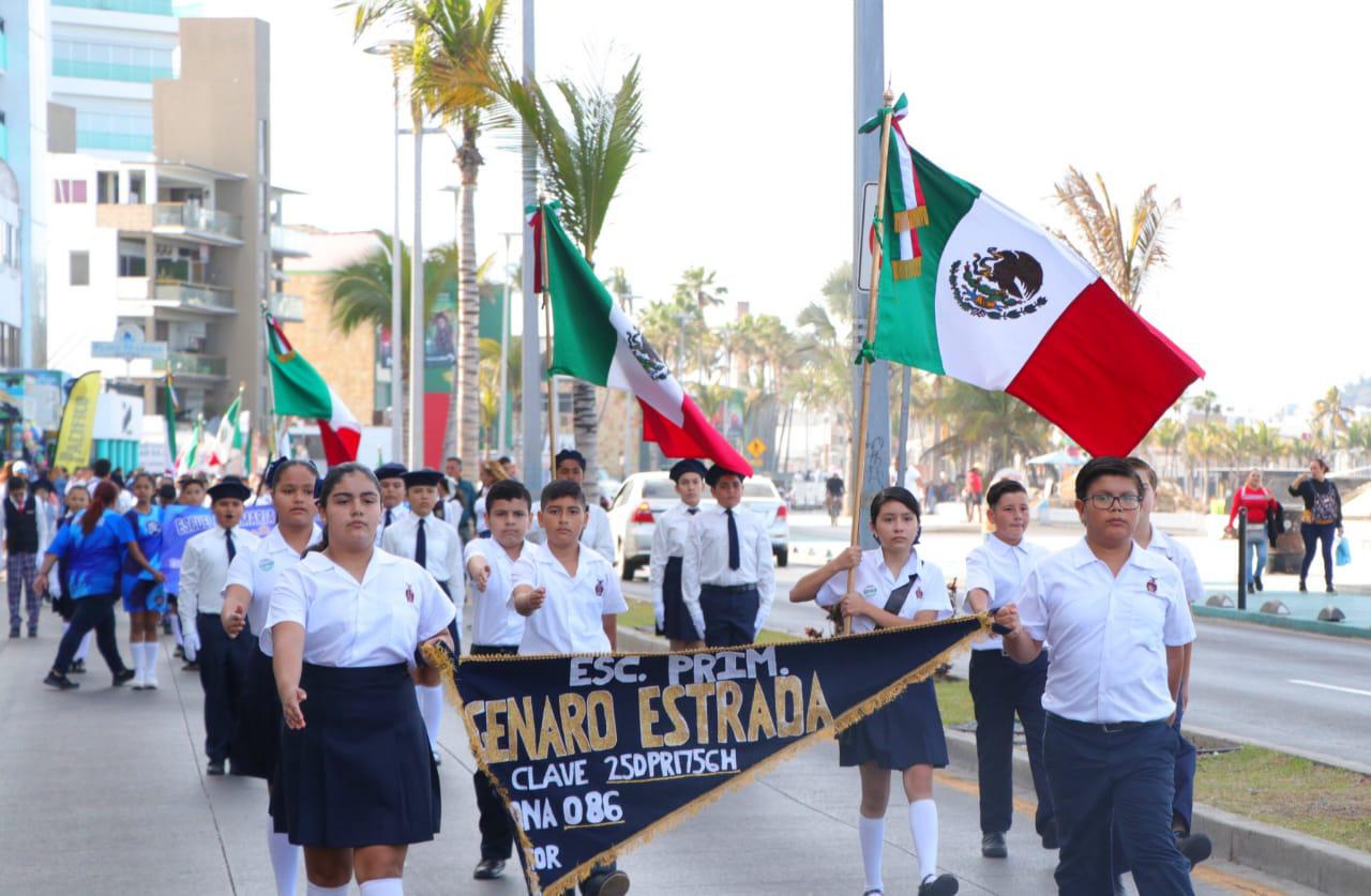 $!Desfilan escoltas de primarias resaltando la Bandera de México