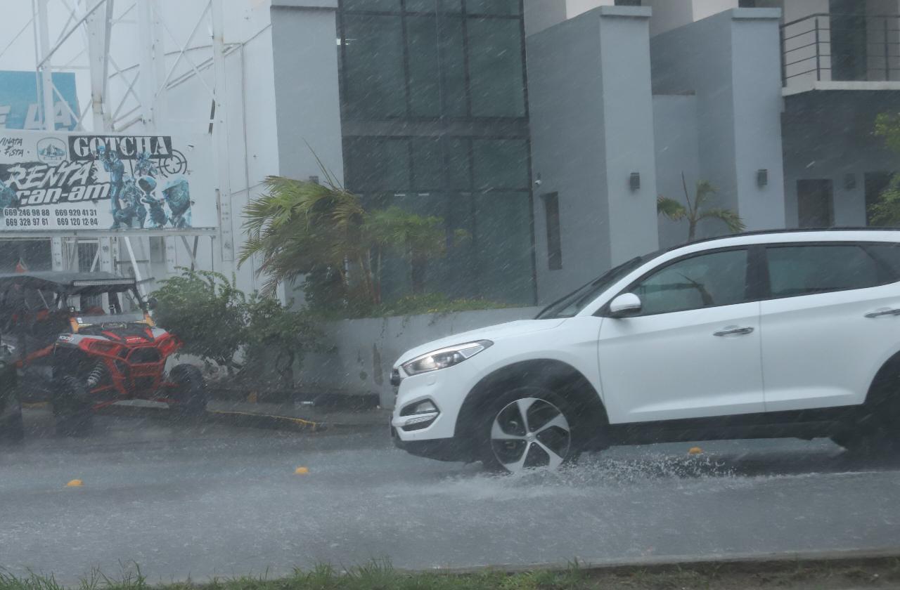 $!Caen intensas lluvias en Mazatlán y ponen en alerta a vecinos de zonas bajas