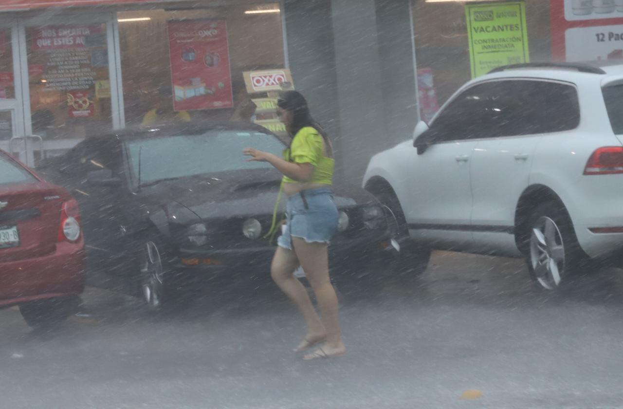 $!Fuertes inundaciones provocan caos vial y cierre de avenidas en Mazatlán