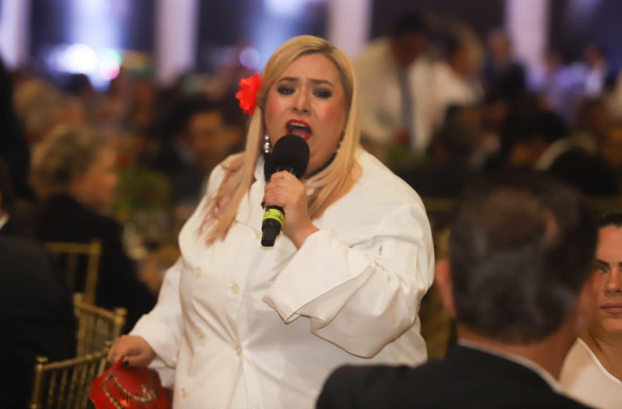 $!En la cena con causa participó la mezzosoprano Mariela Angulo.