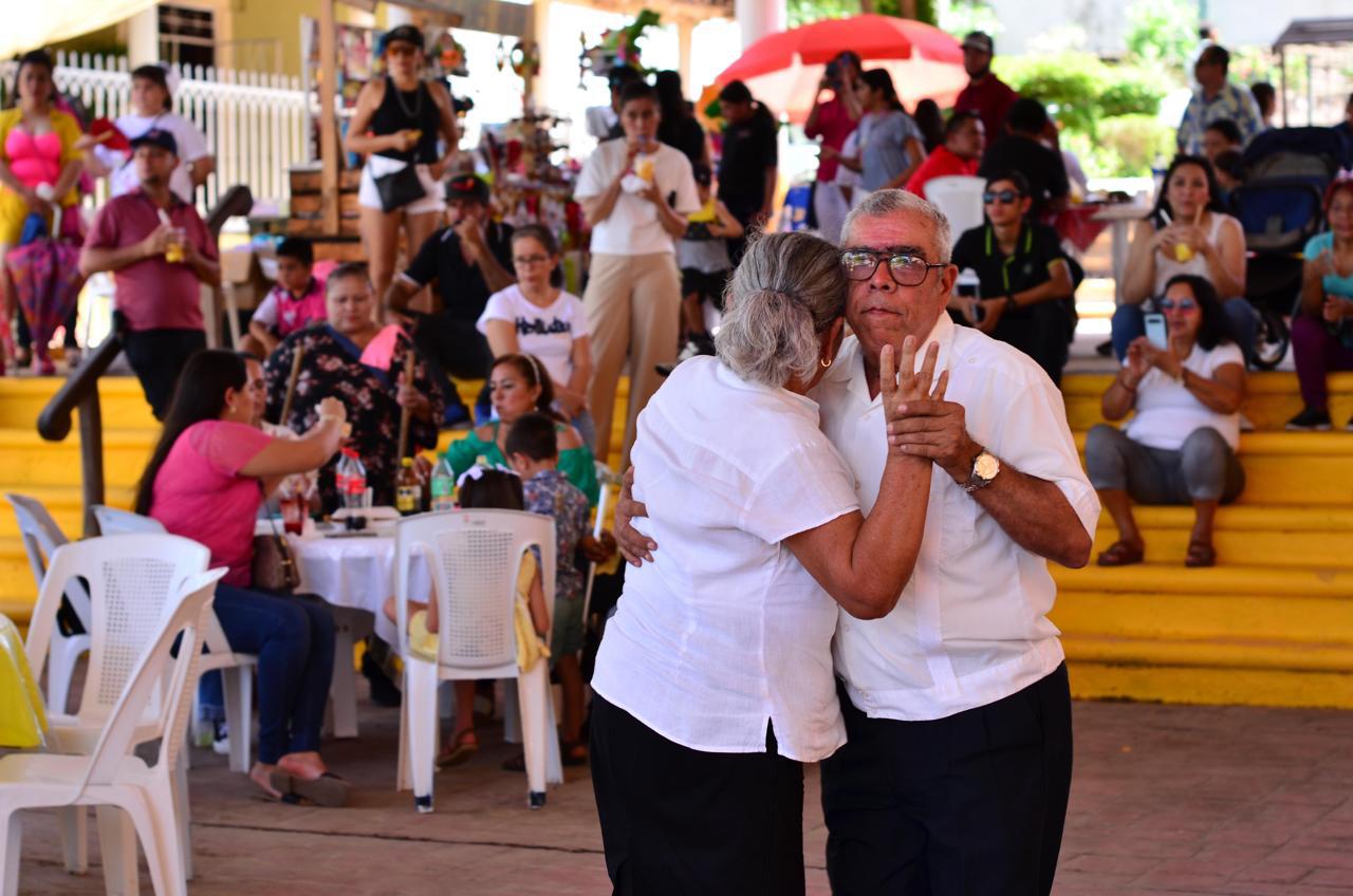 $!Festejan el sexto aniversario del Tianguis Gastronómico y Artesanal ‘La Noria Mi Pueblo Querido’