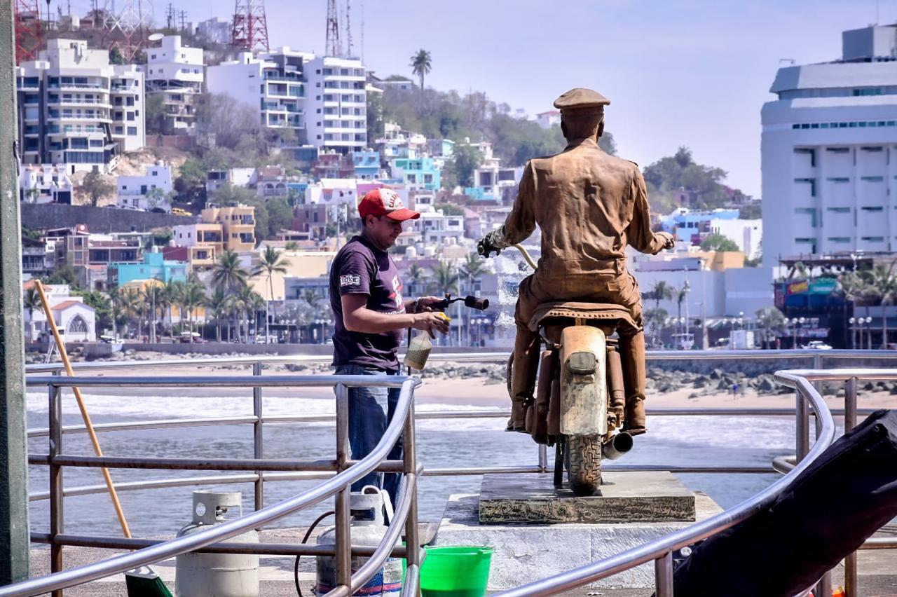 $!Restauran monumentos de Olas Altas, en Mazatlán