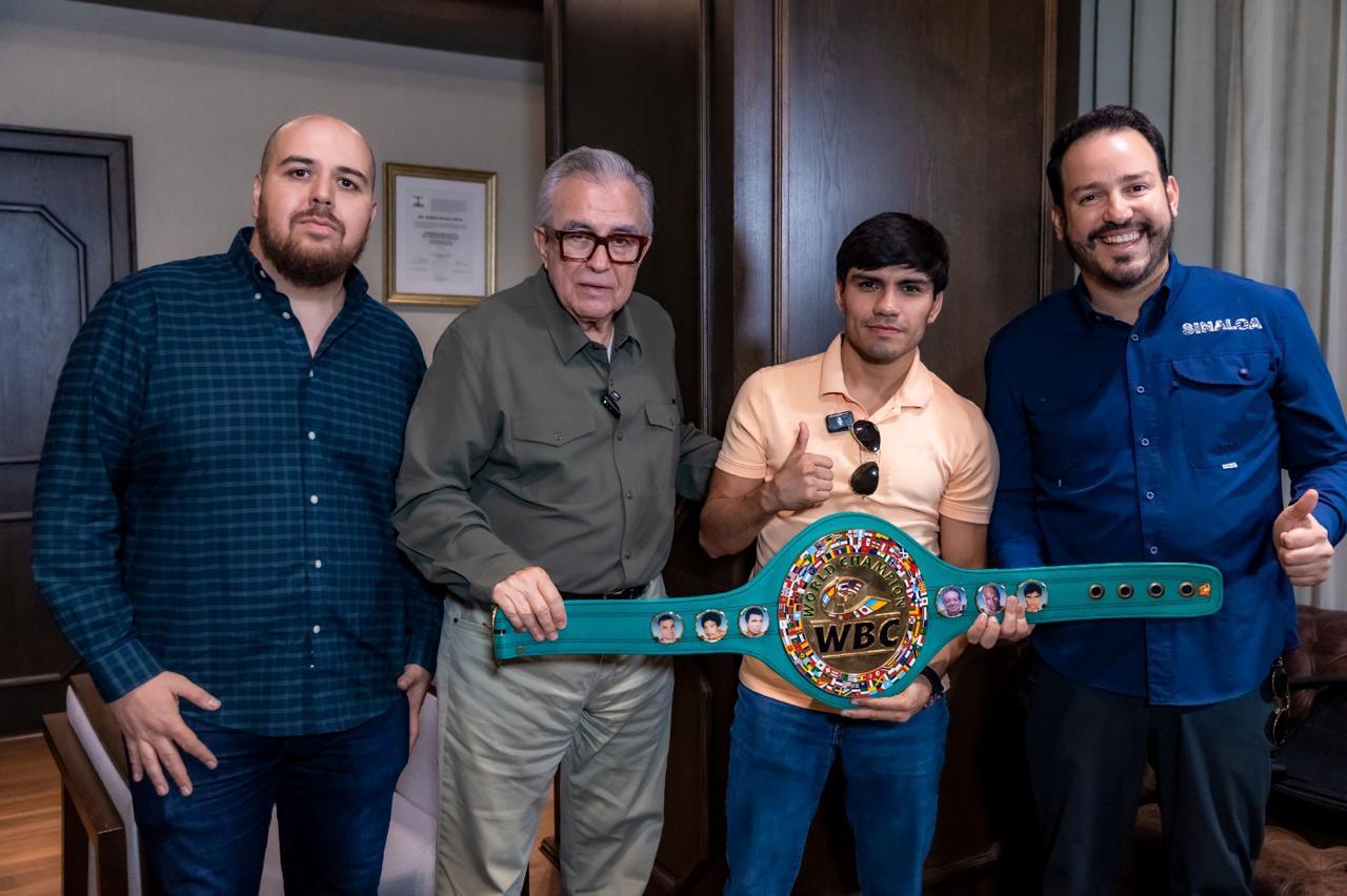 $!Gobernador Rubén Rocha Moya recibe al campeón mundial de boxeo, el mazatleco Pedro Guevara