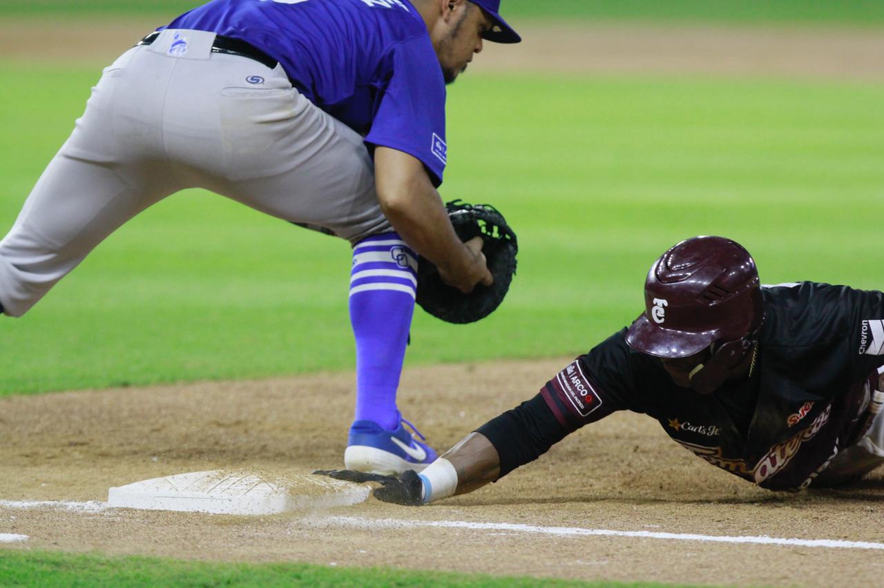 $!Tomateros le quita el invicto a Yaquis y empata la serie en Culiacán