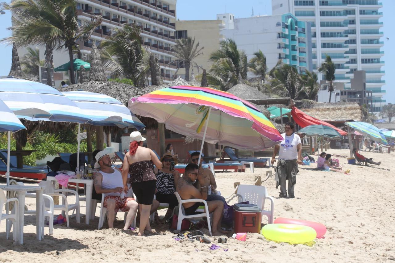 $!Más de 12 mil personas disfrutan en fin de semana de las playas de Mazatlán