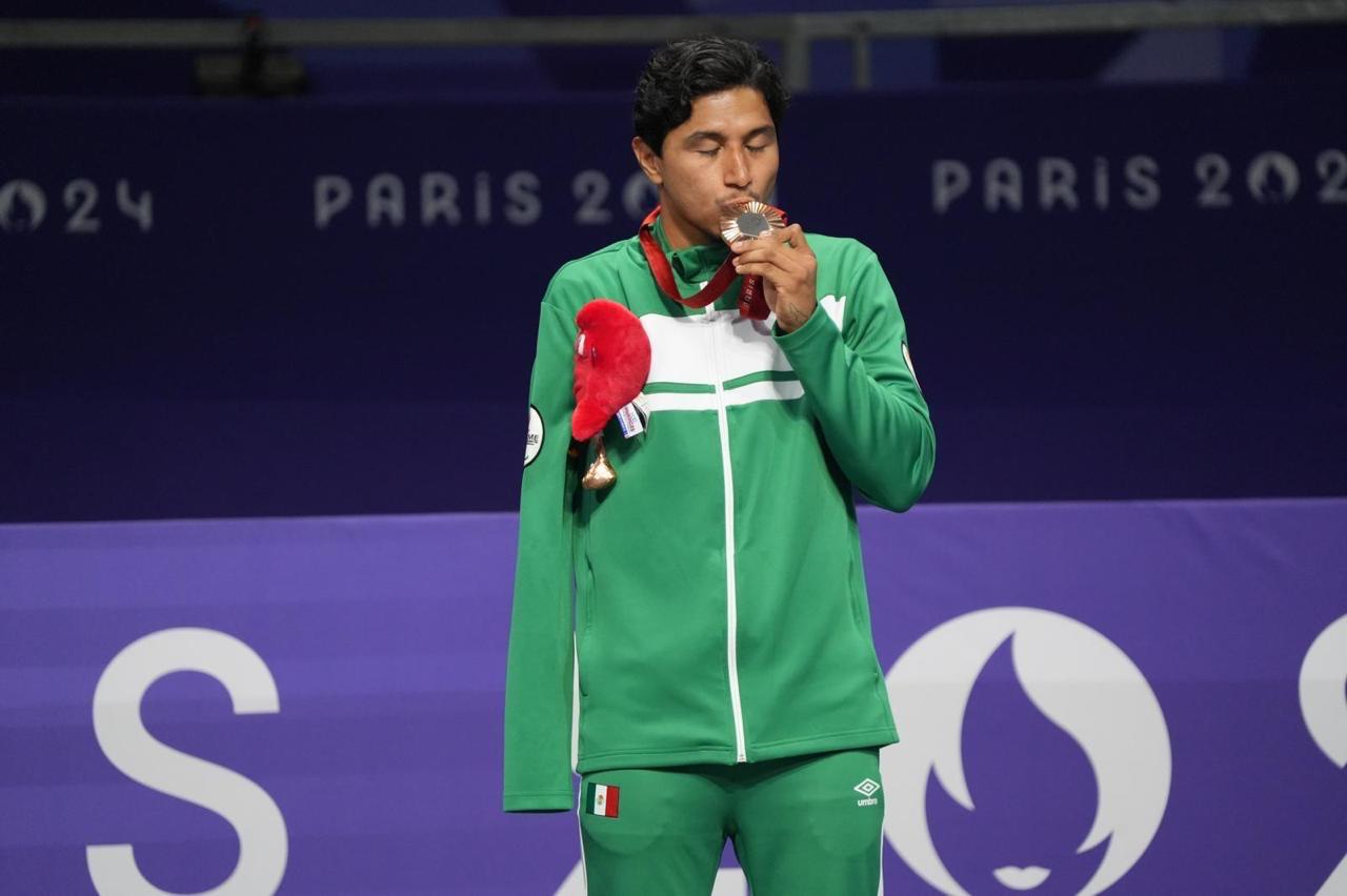 $!Juan Diego García festeja el Premio Estatal del Deporte que ganó por su medalla en París 2024