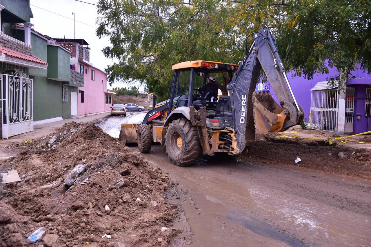 $!Se derraman aguas negras en las puertas de los hogares en el Infonavit Alarcón