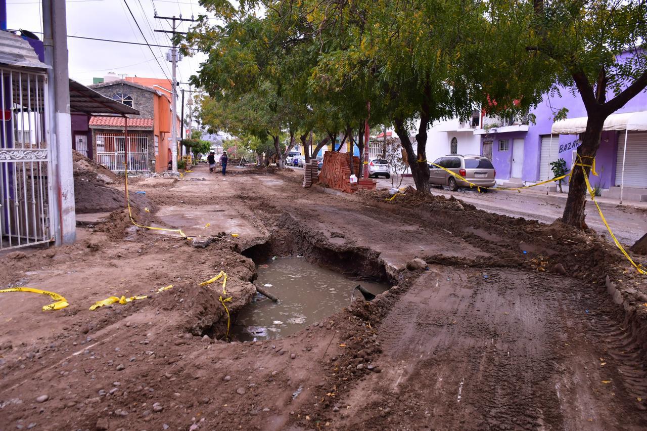 $!Se derraman aguas negras en las puertas de los hogares en el Infonavit Alarcón