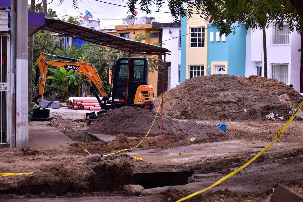 $!Se derraman aguas negras en las puertas de los hogares en el Infonavit Alarcón