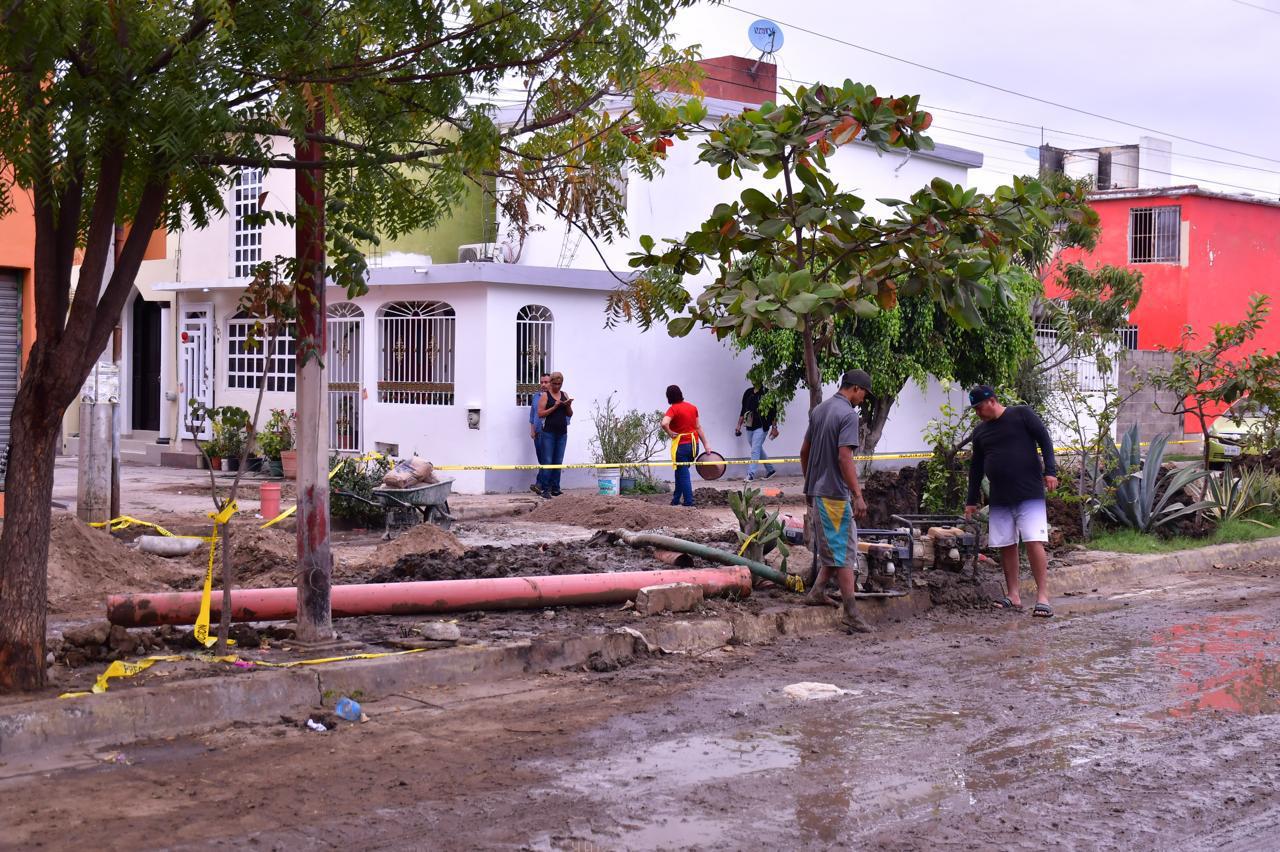 $!Se derraman aguas negras en las puertas de los hogares en el Infonavit Alarcón