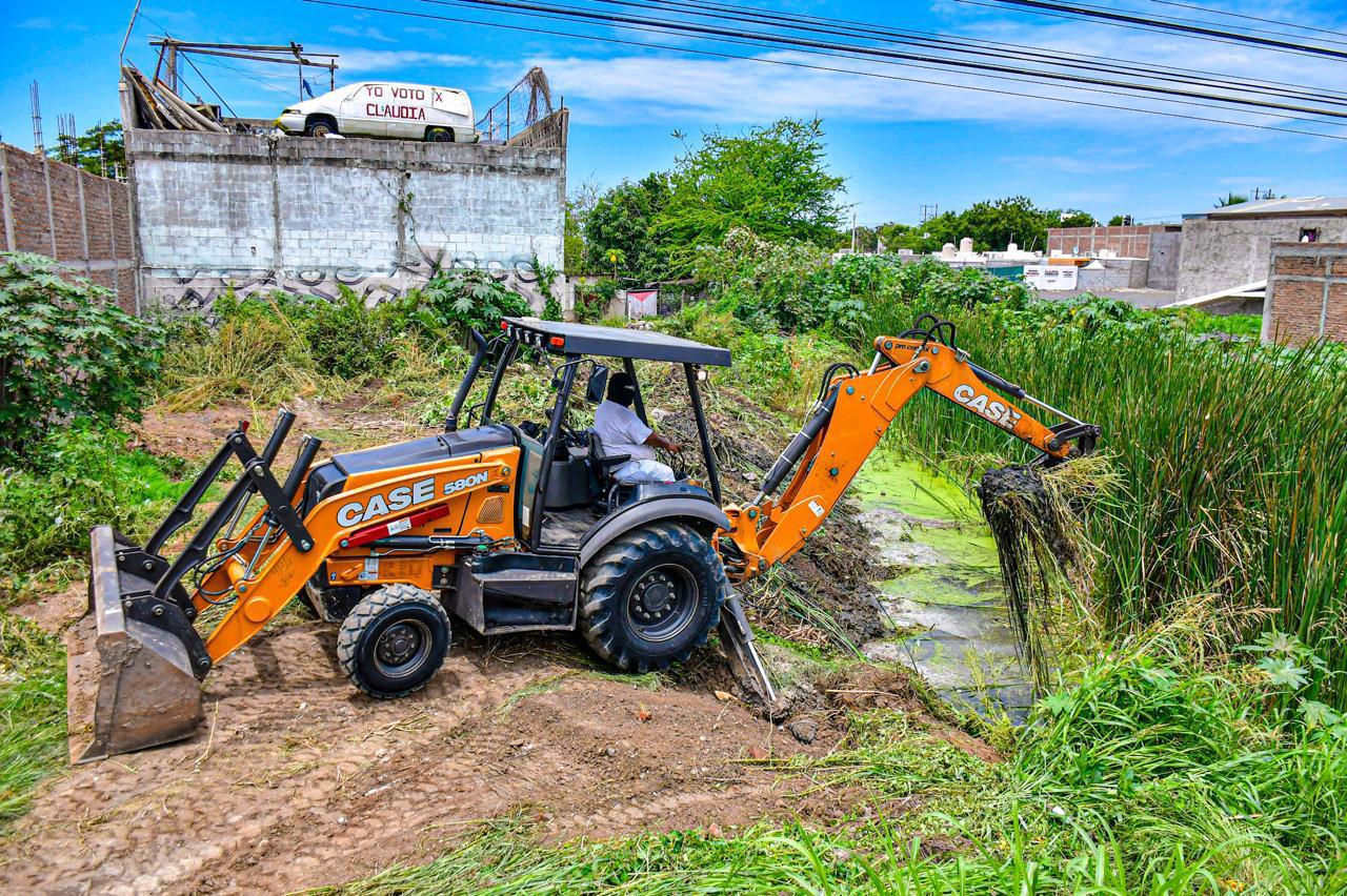 $!Para evitar inundaciones, limpian canales de Mazatlán