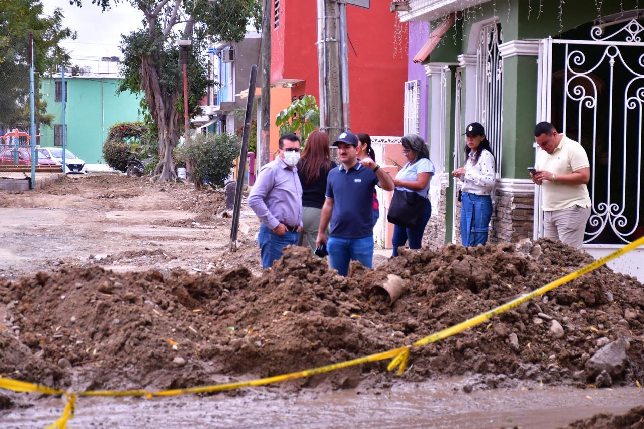 $!Se derraman aguas negras en las puertas de los hogares en el Infonavit Alarcón