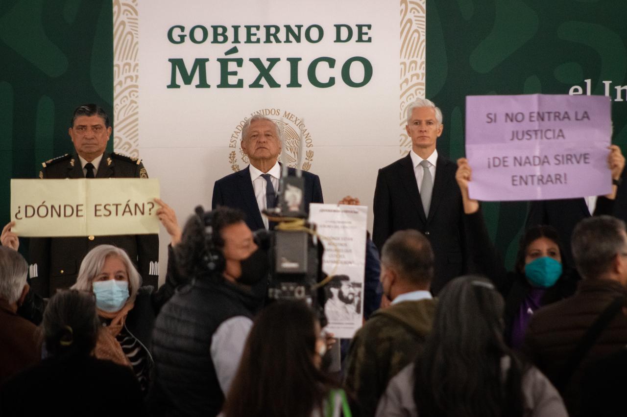 $!Protesta de familiares de personas desaparecidas forzadamente ante el Presidente Andrés Manuel López Obrador durante el inicio de las actividades de la Comisión para el Acceso a la Verdad, el Esclarecimiento Histórico y el Impulso a la Justicia de los hechos ocurridos entre 1965 y 1990.