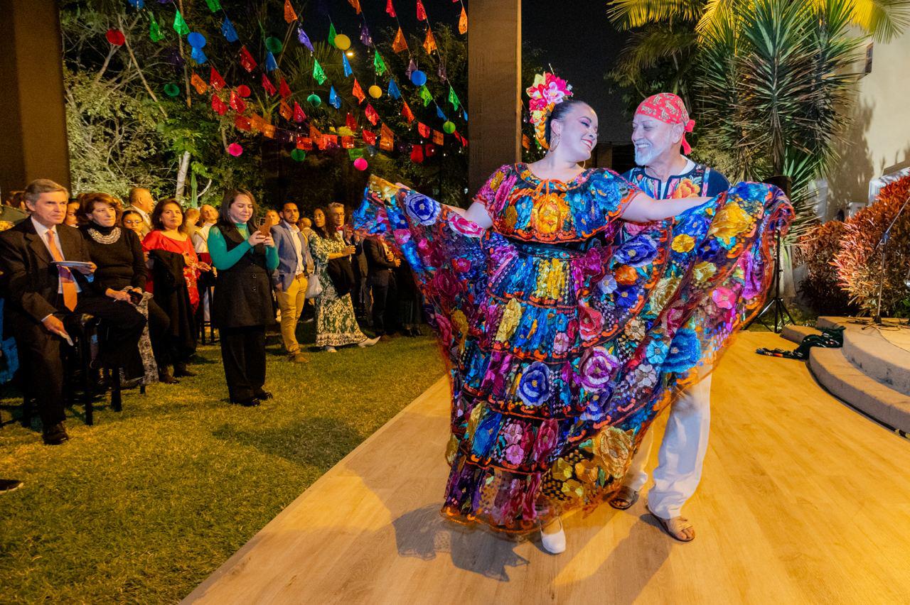 $!Ovacionan en Perú al Ballet Folklórico de Cultura Mazatlán