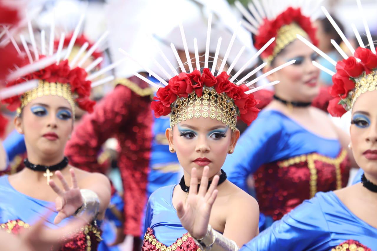 $!Se despide la realeza con emotividad en el segundo y último desfile del Carnaval de Mazatlán 2024