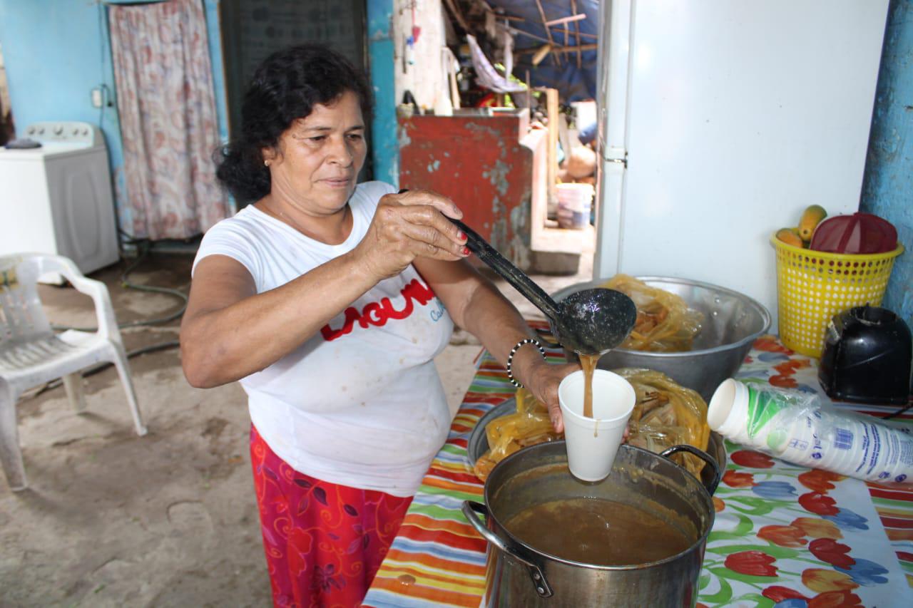 $!Lidia Angélica pone su sabor a tamales y atole de ciruela a la fiesta de San Juan