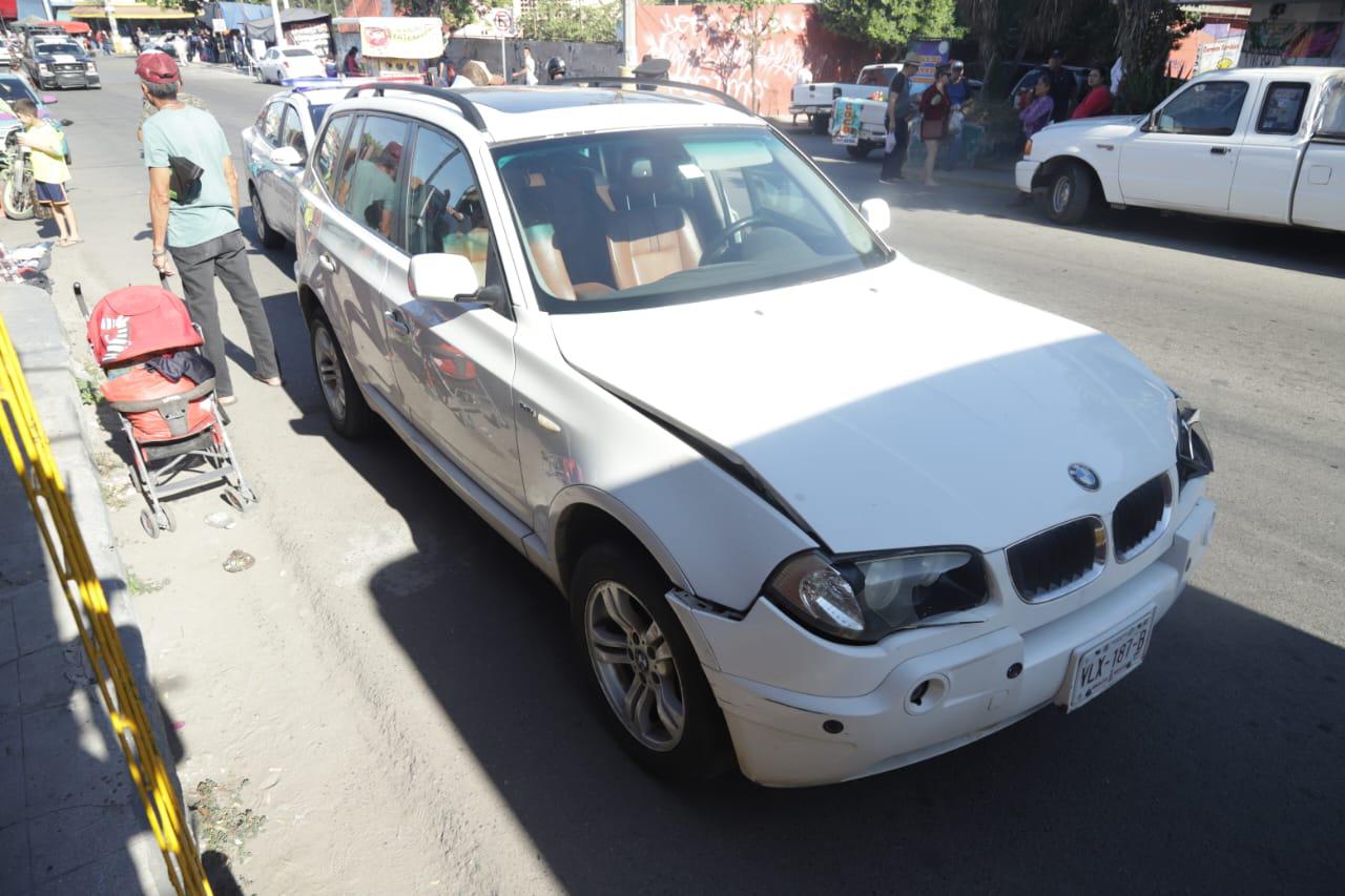 $!Choque de camioneta contra camión urbano deja dos lesionados graves en Mazatlán