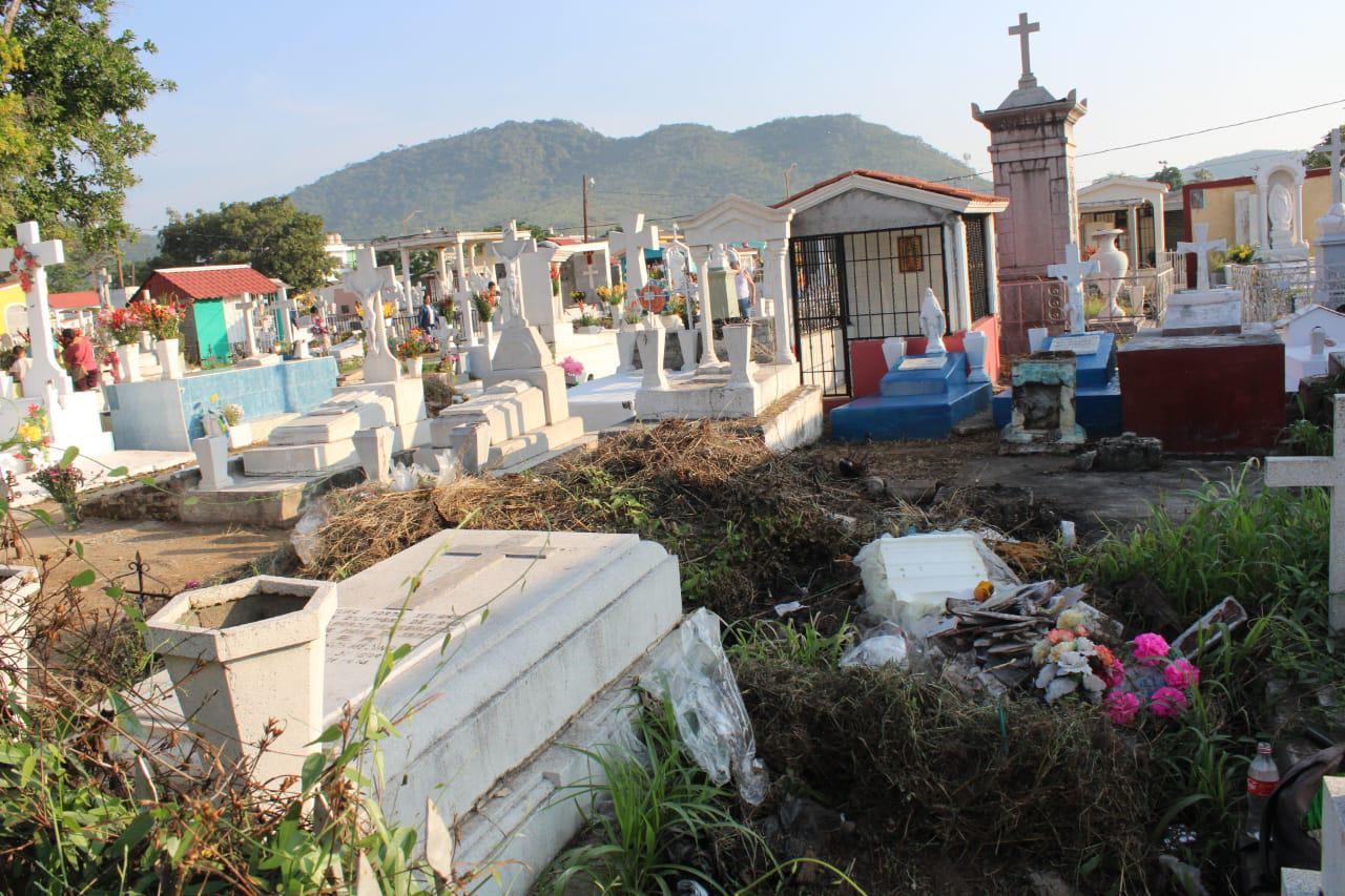 $!Familias acuden a panteones en Rosario