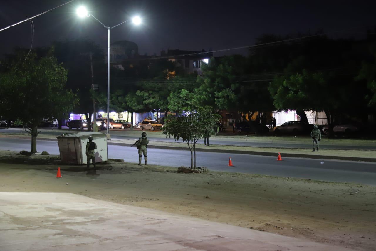 $!Disparan contra personal militar; cierran la avenida Clouthier frente a El Conchi en Mazatlán