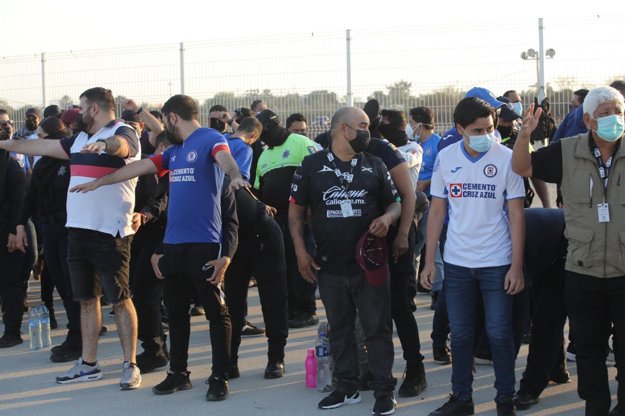 $!Aficionados de La Máquina pintan de azul el estadio Kraken