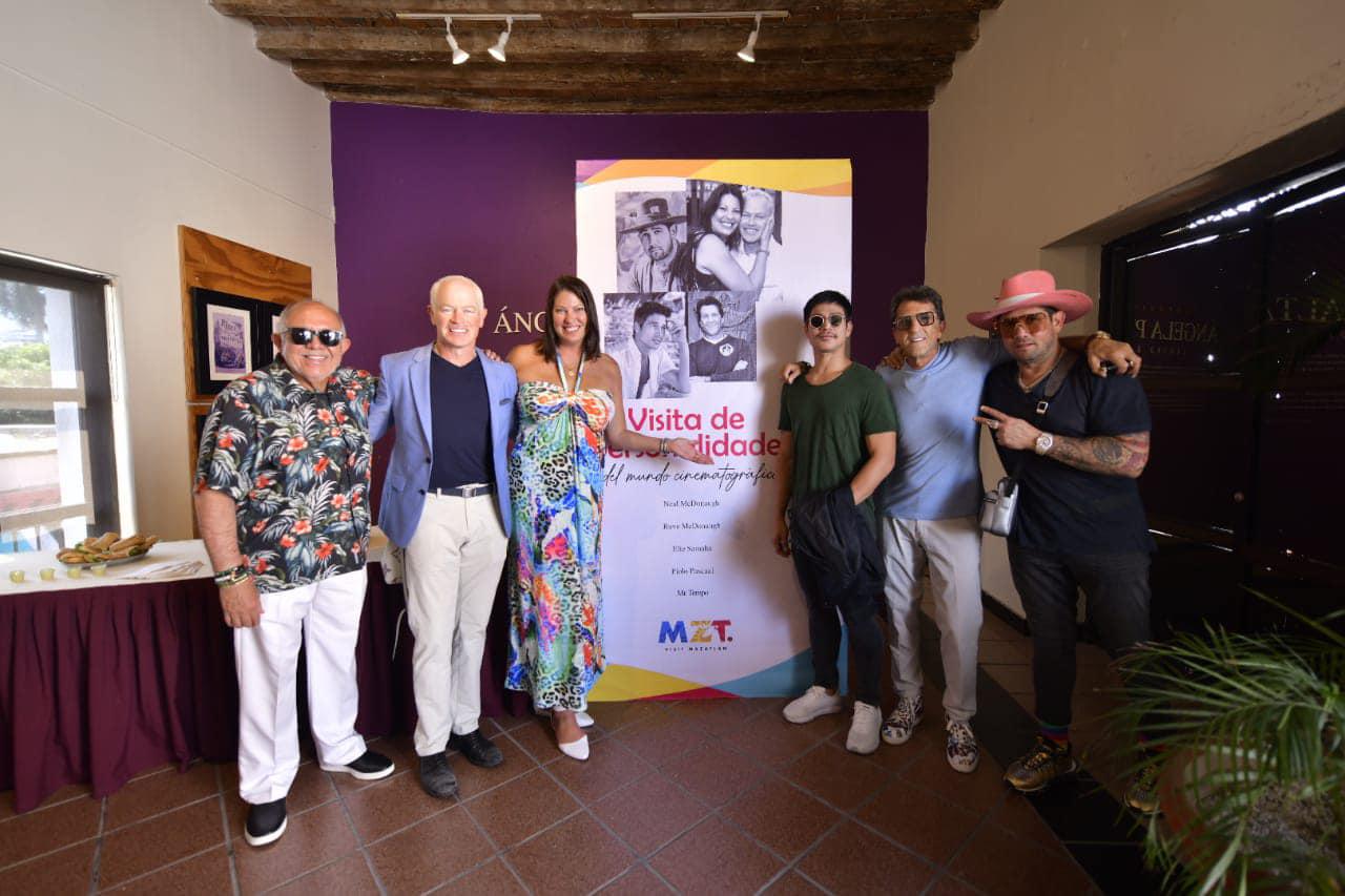 $!El alcalde de Mazatlán junto al actor Nel McDonough, su esposa Ruve McDonough, el productor Elie Samaha, el empresario Jorge Cueva y el actor Emil Anthony Po.