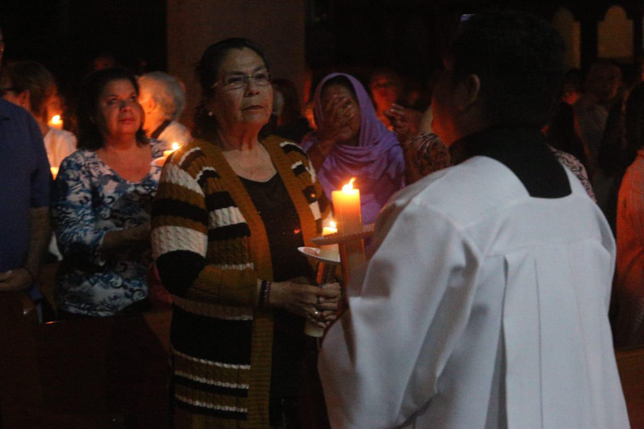 $!Celebran en la Catedral de Mazatlán la Vigilia Pascual