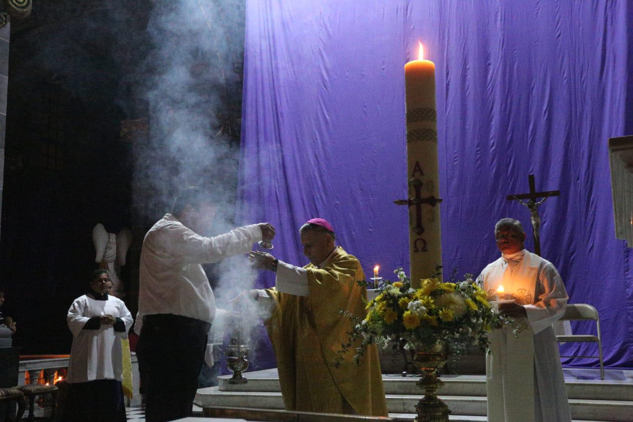 $!Celebran en la Catedral de Mazatlán la Vigilia Pascual