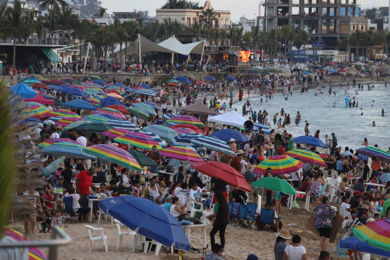 $!#FOTOS | Así fueron los últimos minutos en las playas de Mazatlán este Sábado Santo