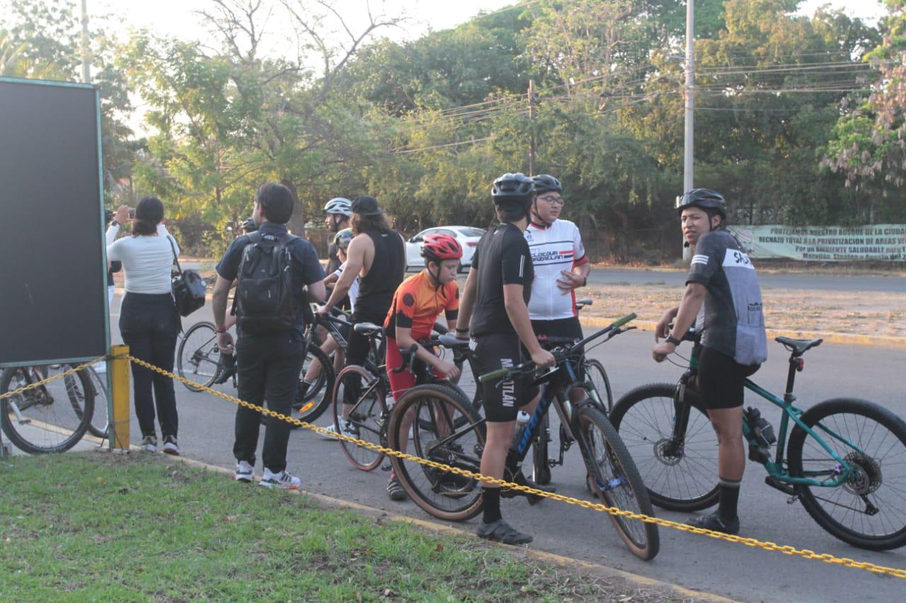 $!Decenas de ciclistas conmemoran Día Mundial de la Bicicleta en Mazatlán