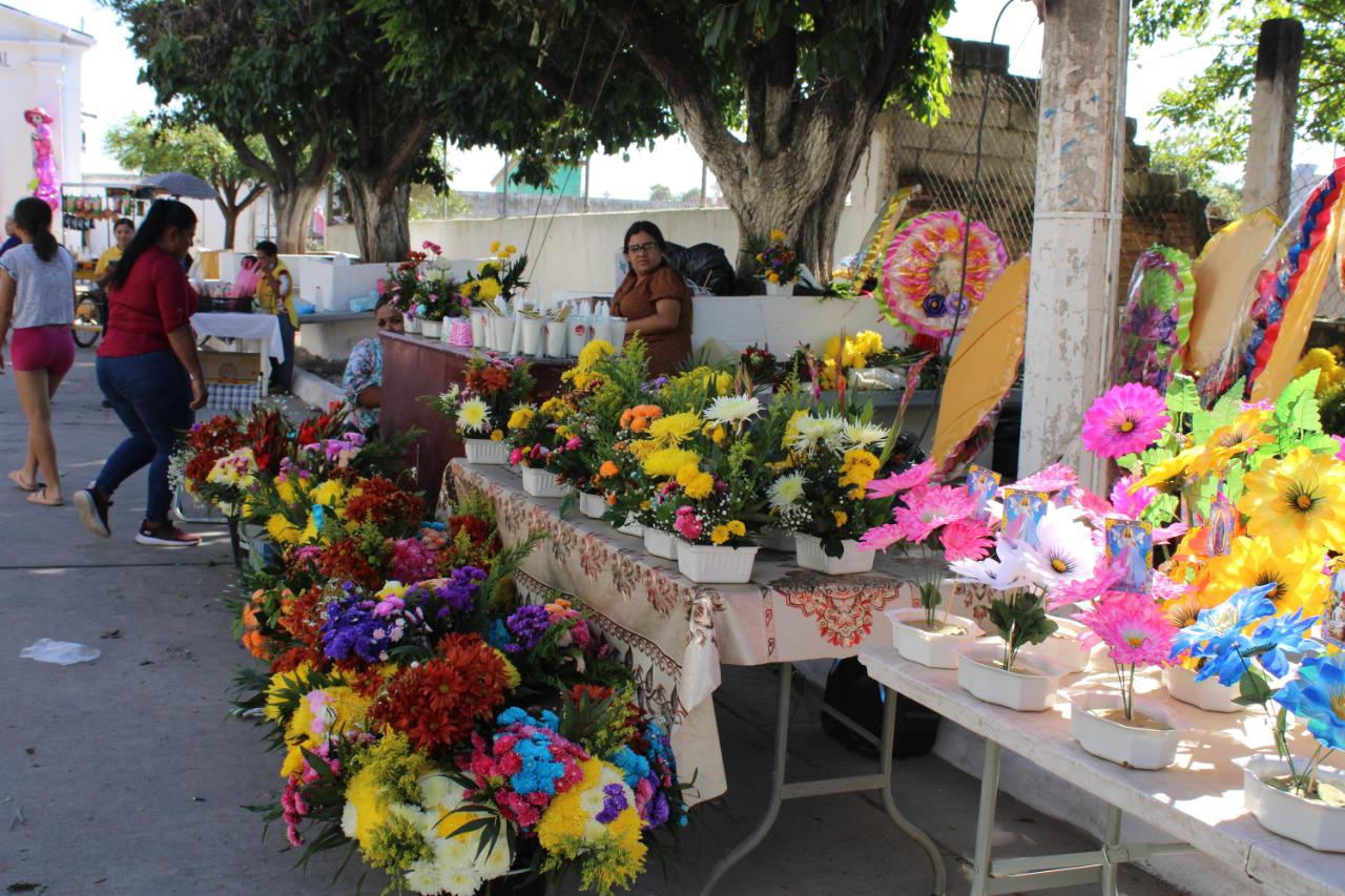 $!Luce solo panteón de Escuinapa en el Día de Todos los Santos