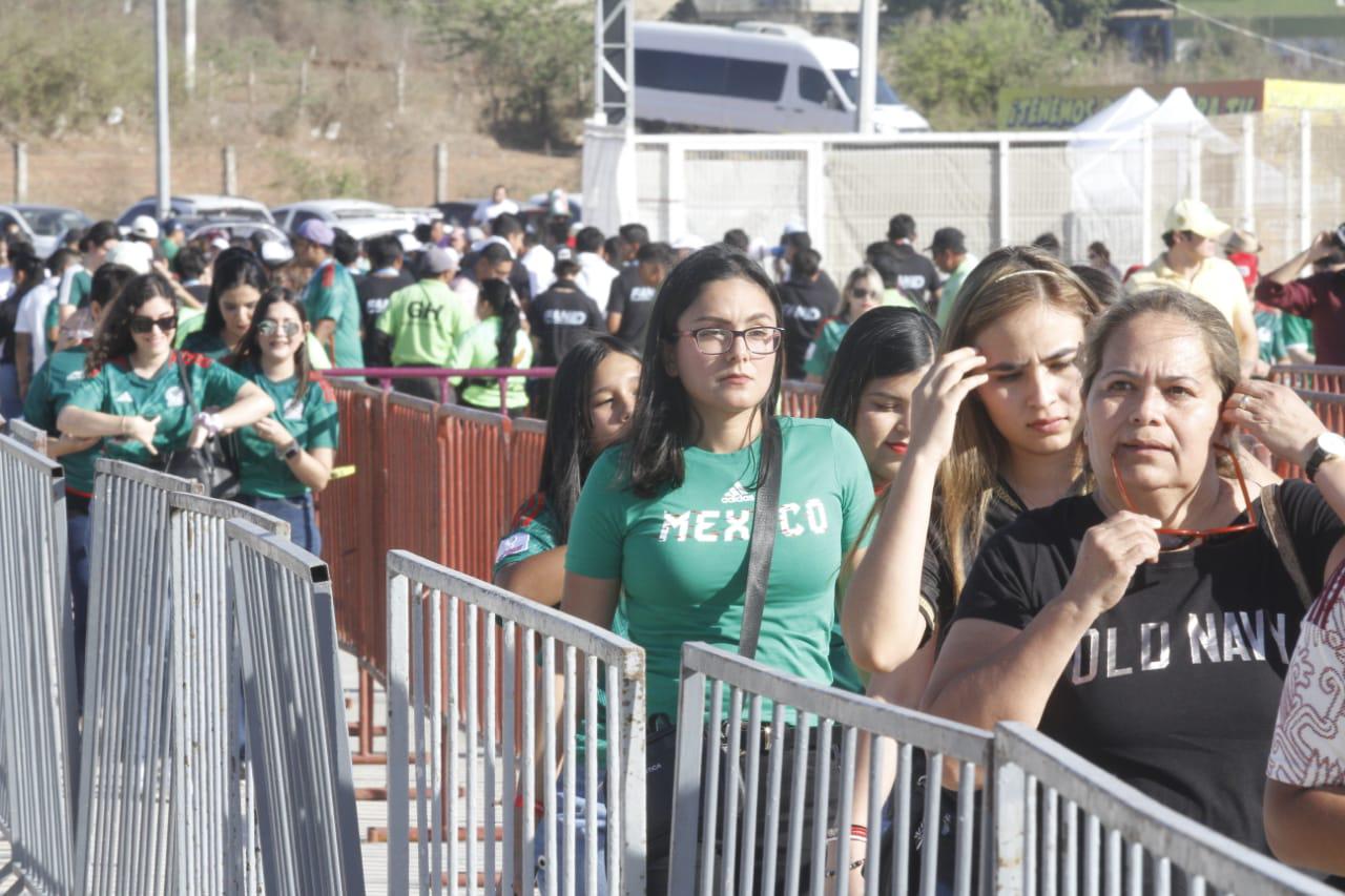 $!‘Se pinta de verde’ el Kraken en una fiesta familiar y con música de banda en el México-Guatemala